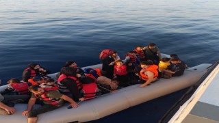 (Özel) Yunan unsurları çocukların da aralarında bulunduğu kaçak göçmenleri ölüme terk etti