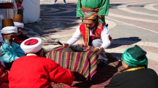 Pabucu dama atılmak deyimi buradan geliyor