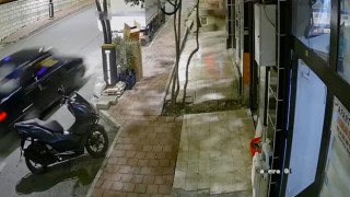 Park halindeki kamyonete çarpıp yaralandı