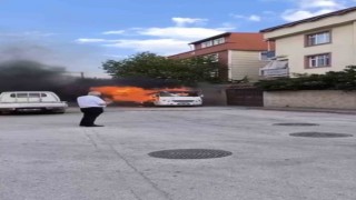 Park halindeki minibüs alev alev yandı
