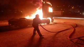 Park halindeki tır alevlere teslim oldu