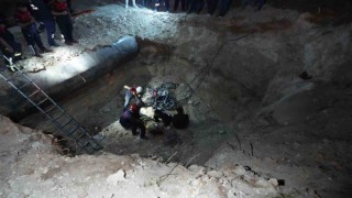 Parkta motosiklet 5 metrelik çukura düştü: 2 yaralı