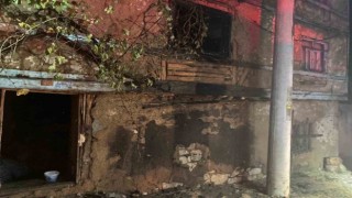 Pekmez kaynatmak için yaktığı ateşle evi ve aracı yandı