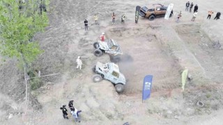 Pendikte arazi araçlarının parkurları aştığı yarışta adrenalin had safhada