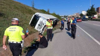 Polis, devrilen tırın sürücüsünü su ikram ederek teselli etti