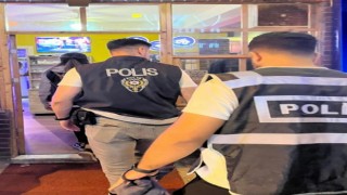 Polisin çalışmasında 2 aranan şahıs yakalanırken, 1 işletmeye işlem yapıldı