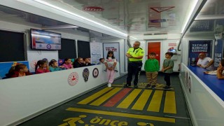 Polislerden öğrencilere trafik eğitimi