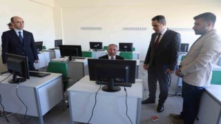 Prof. Dr. Karabulut, bilgisayar laboratuvarında incelemelerde bulundu