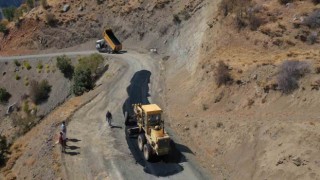Pütürge ilçesinde yol iyileştirme çalışmaları sürüyor