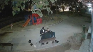 Rahatsız etmeye hakkı yok deyip taşla güvenlik kamerasını kırdı