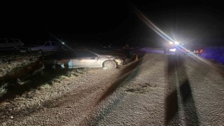 Refüje giren otomobilde 2 kişi yaralandı