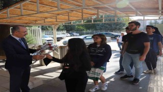 Rektör Göktaş, öğrencileri karanfillerle karşıladı