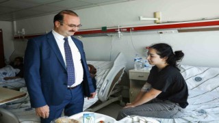 Rektör Hacımüftüoğlu, yaralı öğrenciyi hastanede ziyaret etti