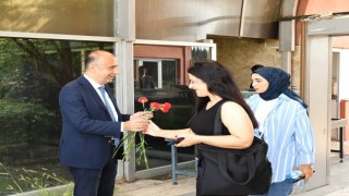 Rektör Keleş, öğrencileri karanfille karşıladı