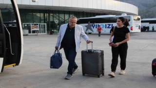 Rektörden yeni öğrencilerine jest: Otogarda karşıladı, valizlerini taşıdı