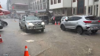Rizede sağanak yağış sonrası cadde ve sokaklar göle döndü