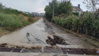 Sağanak yağışta yolda çukur oluştu