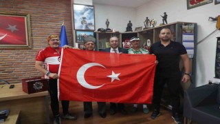 Sakaryada kahraman gaziler unutulmadı: Şanlı Türk Bayrağı hediyesiyle vefa örneği