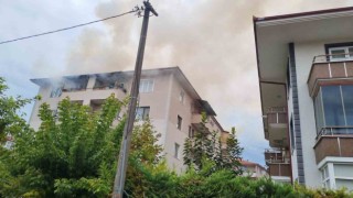 Sakaryada şehir merkezinde korkutan yangın: Mahalleli sokağa döküldü