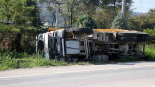 Sakaryada toprak yüklü kamyon yol kenarına devrildi: 1 yaralı