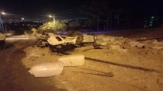 Saman yüklü tır kaza yaptıktan sonra yandı
