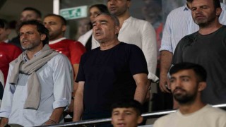 Samet Aybaba ve Brad Friedel, Ümit Milli Takım maçını tribünden takip ediyor