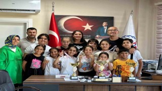 Şampiyon bisikletçilerden ilçe müdürüne teşekkür ziyareti