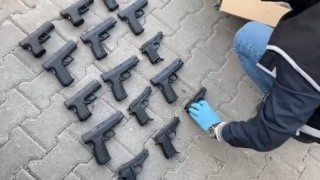 Samsunda şüpheli araçta 15 tabanca ele geçirildi