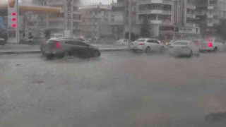 Şanlıurfada sağanak yağış etkili oldu, yollar göle döndü