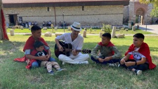 Şarkıcı Şehit türküsünü çocuklarla birlikte seslendirdi