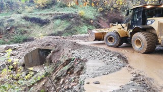 Sasonda şiddetli yağış sel ve heyelana neden oldu, köy yolları ulaşıma kapandı