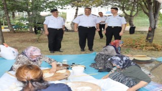 Şehit anneleri, yaptıkları gözlemeleri jandarma personeline ikram etti