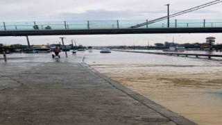 Sel suları yolu trafiğe kapattı, İstanbula D-100den ulaşım kesildi