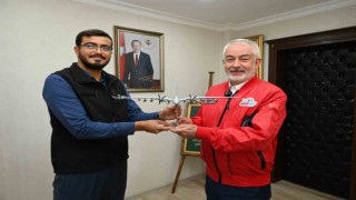 Selçuk Bayraktardan Başkan Başdeğirmene Akıncı maketi