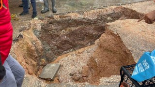 Semt pazarı içerisindeki yol çöktü: 2 metre derinliğinde çukur oluştu