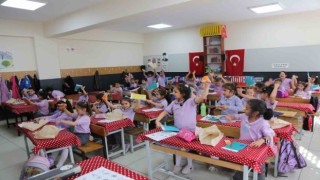 Serdivanda öğrencilere kırtasiye seti hediye edildi
