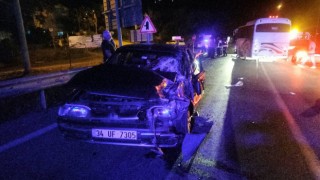 Servis minibüsü ile otomobil çarpıştı: Araçta sıkışan sürücüyü itfaiye kurtardı