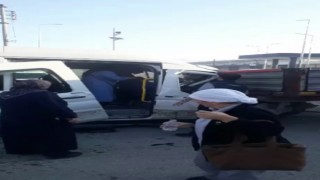 Servis minibüsü park halindeki tıra çarptı: 4 yaralı