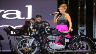 Şevval Sam NG Afyon MotoFestte motosikleti ile sahne aldı