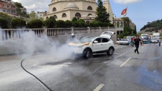 Seyir halindeki cipin motor kısmı alev aldı