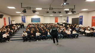 Siber polisi kamu kurum çalışanları ve öğrencileri bilgilendirdi