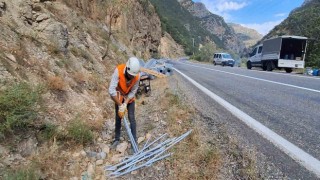 Sık sık kaya düşmeleri yaşanan yola çelik halatlar çekilmeye başlandı