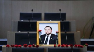 Silahlı saldırıda ölen belediye meclis üyesinin fotoğrafı mecliste oturduğu sıraya konuldu