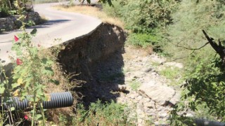 Şırnakta akarsu toprağı aşındırdı, köy yolu havada kaldı
