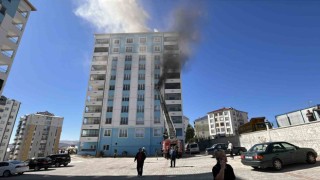 Sivasta korkutan yangın: Apartmanda mahsur kalanlar tek tek kurtarıldı