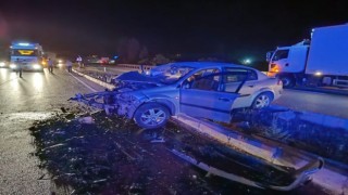 Sivasta otomobiller kafa kafaya çarpıştı: 1 ölü 2 yaralı