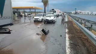 Sökede sağanak yağış kazaya neden oldu: 3 yaralı