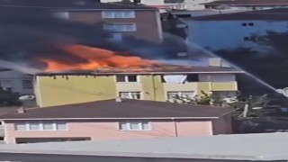Sultanbeylide apartmanın çatısı alev alev yandı