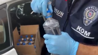 Şüpheli araçta sahte içki yapımında kullanılan 320 litre etil alkol ele geçirildi