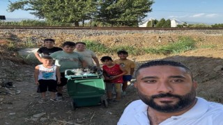 Süpürgeyi eline alan muhtar ve azaları okulu temizledi